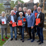 Von links: Neumitglied Claudia Bräutigam, Klaus-Dieter Otto (Hermann-Bauer-Preisträger), Jochen Noll (Hermann-Bauer.-Preisträger), Karin Zenkner-Rodemeister (Hermann-Bauer-Preisträgerin), Neumitglied Raphael Hauck, Udo Amling (geehrt für 50jährige Parteizugehörigkeit), die Co-Vorsitzenden Uta Kenner und Mike Höhmann sowie die Jubilare Roland Gogrefe und Volker Höhmann. Foto: N.N. | SPD Ortsverein