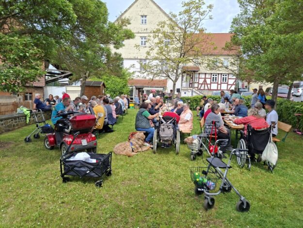 Ankommen im Dorfcafé Harle und Bewirtung durch den Dorfverein. Foto: N.N. | pm, Evang. Forum
