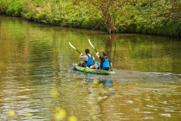 Jungs bis 17 Jahre mit Freischwimmernachweis können an der Kanufahrt teilnehmen. Foto: pexels-wijs-wise