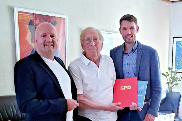 Unterkreisvorsitzender Jan Rauschenberg, Jubilar Ernst Ambrosch und Ortsvereinsvorsitzender Dr. Martin Herbold (v.li.). Foto: N.N. | SPD Schwalm-Eder