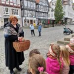 Auf dem Märchenspaziergang durch Melsungen lernen die Kinder mit Märchentante Iris Scherpe-Haferburg nicht nur die Altstadt kennen. Foto: N.N. | Tourismusregion Melsunger Land