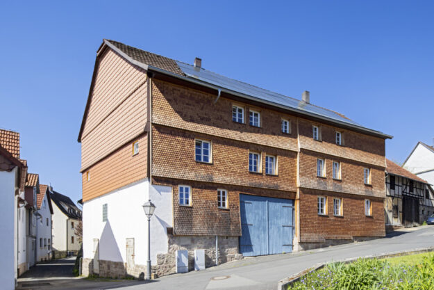 Der ehemalige Ackerbürgerhof in Spangenberg ist für die Denkmalschützer vor allem wegen seines sehr hohen Grades an erhaltener historischer Substanz interessant. Foto: Rahel Welsen | LfDH