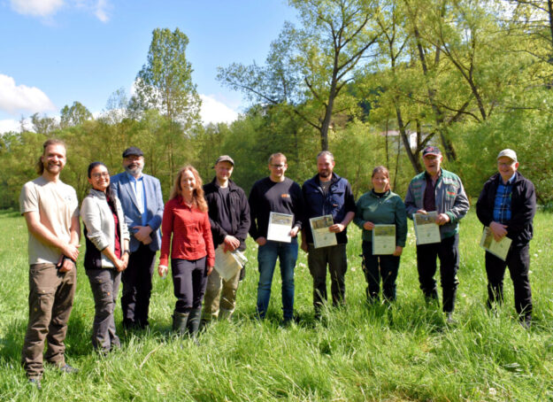 Abschluss bei schönstem Wetter – Absolventinnen und Absolventen des ersten Grundkurses „Landschaft anpacken – Schwalm-Eder“ erhalten Anfang Mai ihre Urkunden. Foto: N.N. | LPV Schwalm-Eder