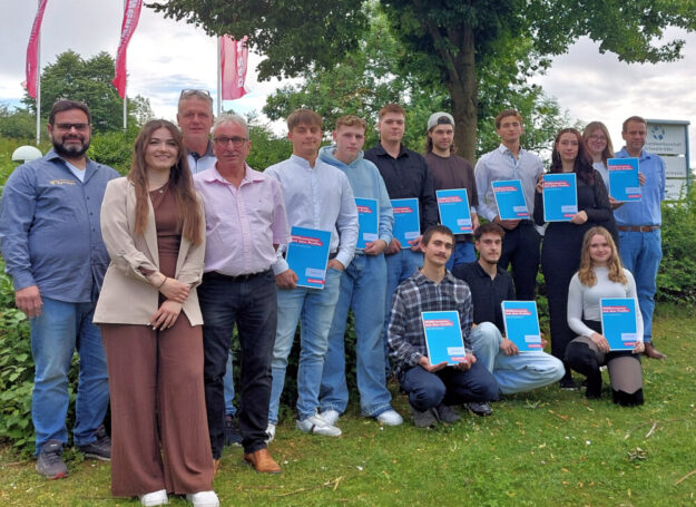 Die neuen Maler und Lackierer erhielten auf der Gesellenfreisprechungsfeier in Homberg ihre Prüfungszeugnisse. Foto: N. N. | Kreishandwerkerschaft Schwalm-Eder