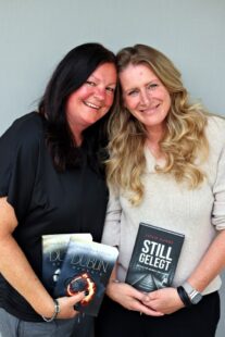 Die Autorinnen Barbara Gawrisch alias Amara Noir Köster und Leslie Kuhnt stellen ihre neuesten Werke vor. Foto: N.N. | pm, Kuhnt/Gawrisch