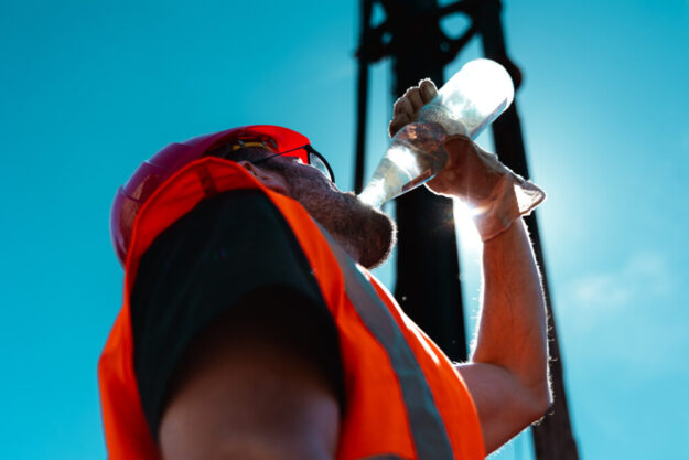 Bloß reichlich Wasser trinken: Wer draußen in der Sommerhitze arbeitet, braucht jede Viertelstunde einen kräftigen Schluck Wasser. „Dabei ist das Durstlöschen Sache des Chefs: Er muss nämlich für eine ‚Getränke-Flatrate‘ sorgen“, sagt Klaus Michalak von der IG BAU Nordhessen. Foto: Florian Göricke | IG BAU Nordhessen