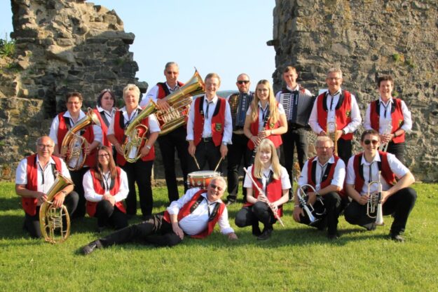 Die Knüllwaldmusikanten freuen sich auf ihr nächstes Open Air-Klappstuhlkonzert mit guter Laune und vielen Gästen. Foto: N.N. | pm, Knüllwaldmusikanten Oberbeisheim