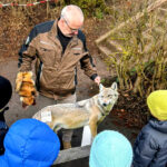 Betreuung der Ranger Kidz im waldpädagogischen Erlebniskonzept mit einem Ranger. Foto: N.N. | pm, Naturblick Knüll