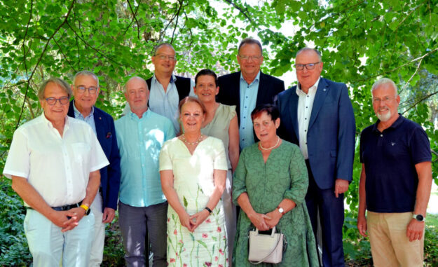 V. li.: Steve Sepp, Volker Schöne und Hans-Heinrich Conradi, Geschäftspartner, Holger Klementz, Geschäftsführer des Tourismusservice Rotkäppchenland e. V., Elke Lepper, Tatjana Grau-Becker, Fachbereichsleiterin der Wirtschaftsförderung des Schwalm-Eder-Kreises, Winfried Becker, Landrat des Schwalm-Eder-Kreises, Theresia Liebermann, DEHOGA Kreisverband Schwalm-Eder, Klaus Wagner, Bürgermeister Oberaula, Oliver Kasties, Geschäftsführer DEHOGA Nord-Osthessen. Foto: Hans-Heinrich Conradi