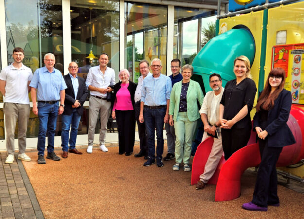Franchise-Unternehmer Marc Sachse berichtete CDU-Fraktionschef Ingmar T. Theiß und den Gästen von der Entwicklung seines Betriebs und den bürokratischen Hürden beim Bau des jüngsten Standorts in Schwalmstadt. Foto: N. N. | pm, CDU Fritzlar
