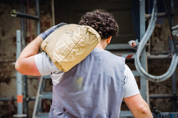 Auf Dauer nicht zu machen: das Schleppen von Säcken. Gerade Ältere stoßen bei schwerer körperlicher Arbeit wie auf dem Bau an ihre Grenzen. Deshalb soll es für alle, die hart arbeiten, eine Flexi-Rente geben – eine Art Expresszugang in den Ruhestand, fordert Klaus Michalak von der IG BAU Nordhessen. Außerdem appelliert er an die heimischen Bundestagsabgeordneten, sich gegen die Abschaffung der Rente mit 63 stark zu machen. Und auch beim Rentenniveau fordert die IG BAU Nordhessen eine Haltelinie bei zunächst 48 Prozent. Die Zielmarke müsse künftig allerdings wieder bei mindestens 53 Prozent liegen. Foto: Alireza Khalili | IG BAU