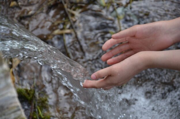 Laut Allgemeinverfügung des Schwalm-Eder-Kreises ist ab sofort die Entnahme von Wasser aus oberirdischen Gewässern verboten. Eine Ausnahme bleibt u.a. die persönliche Erfrischung. Foto: Галина Ласаева | Pexels