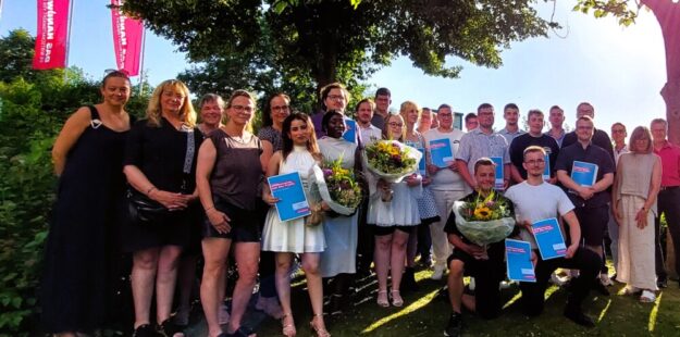 Erfolgreiche Bäcker, Fleischer und Fachverkäuferinnen im Lebensmittelhandwerk feierten Ihren Berufsabschluss in der Kreishandwerkerschaft in Homberg. Foto: N. N. | Kreishandwerkerschaft Schwalm-Eder