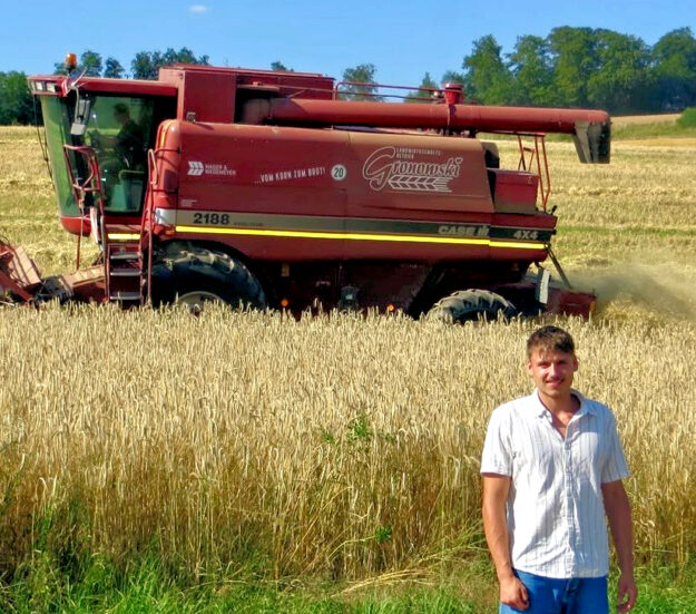 Ein schönes Beispiel dafür, welche Schätze die heimische Region zu bieten hat: Während der Schwager den Mähdrescher fährt nimmt sich Juniorchef John-Lukan Gronowski einen Moment Zeit für das Foto, welches die eigene Roggenernte für den Familienbetrieb zeigen soll. Das gemahlene Getreide geht direkt in die Verarbeitung zu gesunden Backwaren. Foto: N.N. | Bäckerei Gronowski