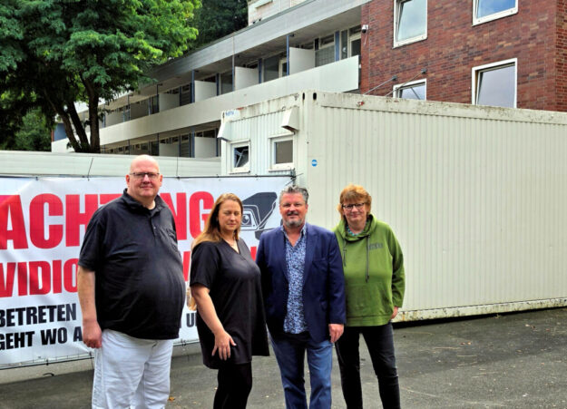 Von links: Martin Gräfe (Guxhagen) Mitglied des Kreisvorstandes FREIE WÄHLER Schwalm-Eder; Rosalie Bock, Landratskandidatin und Mitglied des Kreistags Schwalm-Eder; Heiko Lorenz, stv. Fraktionsvorsitzender FREIE WÄHLER Schwalmstadt; Anette Steuber, Mitglied des Vorstandes der FREIE WÄHLER Schwalmstadt und der StaVo. Foto: Sandra Müller