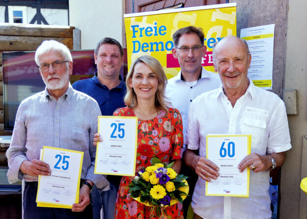„110 Jahre FDP-Treue in Beiseförth - Dieter Posch seit 60 Jahren Parteimitglied.“ Dabei waren (v.li.) Dr. Richard Gronemeyer, Dr. Ralf-Urs Giesen, Wiebke Knell, Dr. Thorsten Lieb und natürlich Dieter Posch. Foto: N. N. | FDP Kreisverband Schwalm-Eder