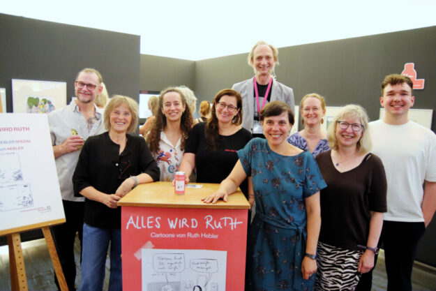 Zeicherinnen und Zeichner mit Caricatura-Leterin (v. li.): Norman Klaar, Sabine Winterwerber, Annika Frank, Ruth Hebler und Stephan Rürup, Saskia Wagner, Stefanie Bräuning-Orth und Maxim Seehagen. Foto: N. N. | Caricatura Galerie