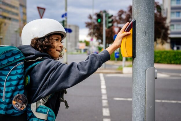 Der Schulweg will geübt sein. Insbesondere Schulanfänger bewegen sich in den kommenden Wochen noch auf einem oft unbekannten Terrain. Foto: Steve Bauerschmidt | ADAC Hessen-Thüringen e. V.