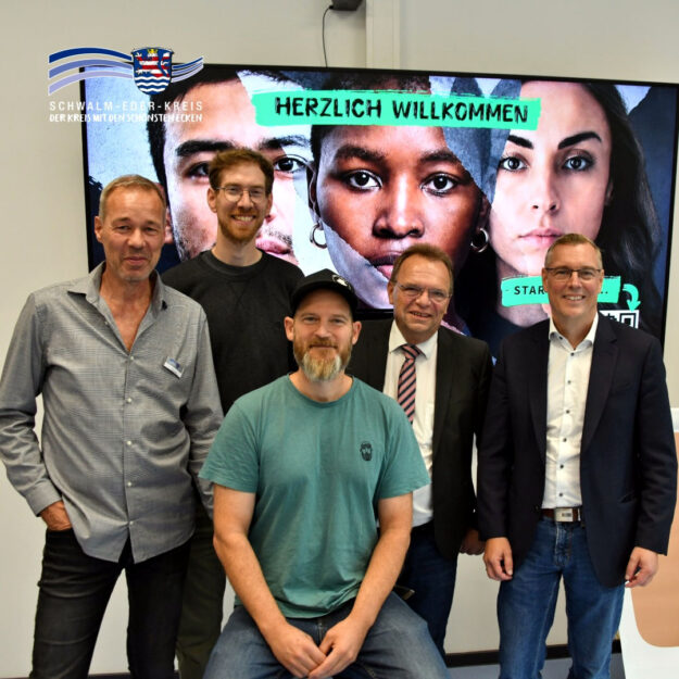 Tom Werner, Jonas Seemann, Pascal Bewernick, Landrat Winfried Becker und Björn Angres (v.li.) stellten die neue Ausstellung der Jugendförderung vor: »WER WIR SIND – Warum Menschenfeindlichkeit uns alle bedroht«. Foto: Stephan Bürger