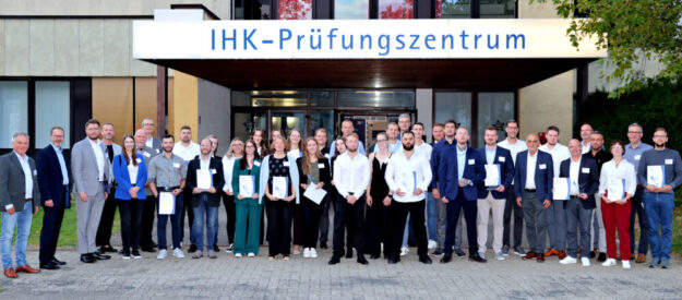 Die IHK Kassel-Marburg hat die besten Absolventinnen und Absolventen der IHK-Aufstiegsfortbildung aus Nordhessen und der Region Marburg für ihre herausragenden Prüfungsergebnisse im IHK-Prüfungszentrum in Kassel-Waldau geehrt. Patrick Weilbach (3. v. li.), stellvertretender Vorsitzender der IHK-Regionalversammlung Region Kassel und Mitglied der IHK-Vollversammlung, gratulierte ihnen. Foto: N. N. | IHK Kassel-Marburg
