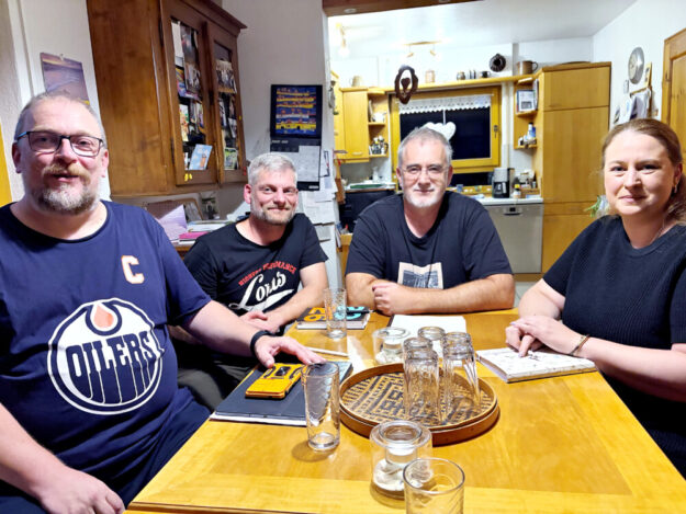 Zweiter Vorsitzender Marc Thielemann, Ortsvorsteher Lutz Labmayr, Erster Vorsitzender Andreas Frisch und Landratskandidation Rosalie Bock im Gespräch. Foto: Martin Gräfe