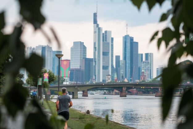 Bankenwolkenkratzer in Frankfurt. Der Weg in die Welt der Finanzen könnte über die heimischen Finanzämter führen, die am 19. September ihre Türen für Berufsinteressierte öffnen. Foto: Matthias Westermann | Pixelio