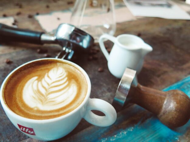 Am Tag des Kaffees eröffnet das neue Schwatz Café in Willingshausen. Foto: David Bares | Pexels