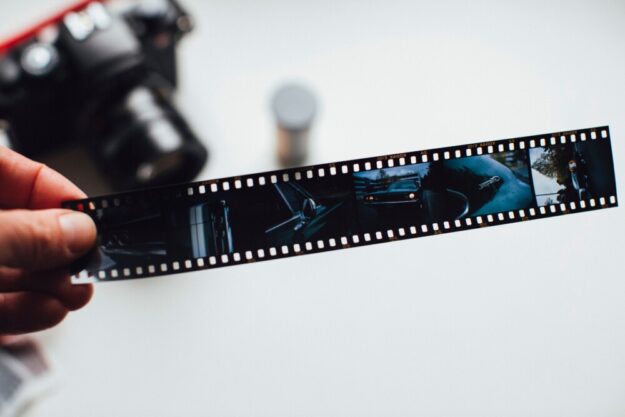 Wer macht Film und Ton, zu welchem Zweck und mit welcher Motivation? In Zeiten von Fake News, sozialen Netzwerken und medialer Überfrachtung wird es immer wichtiger, nach den Hintergründen zu fragen. Foto: Markus Spiske | Pexels