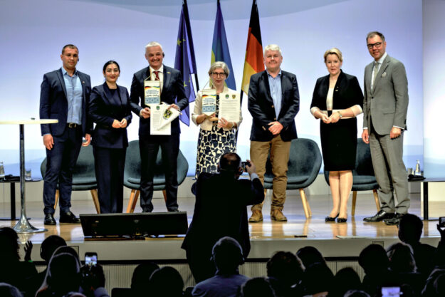 Solidaritätspartnerschaft zwischen Schwalmstadt und Morshyn (v. li.): Volodymyr Levkovych (stellvertretender Bürgermeister von Morshyn), Reem Alabali-Radovan (Bundesministerin für wirtschaftliche Zusammenarbeit und Entwicklung), Ruslan Ilnytskyi (Bürgermeister von Morshyn), Anne Willer (Stadträtin Schwalmstadt), Achim Nehrenberg (Leiter Wirtschaftsförderung Schwalmstadt), Franziska Giffey (Bürgermeisterin von Berlin) und S.E. Oleksii Makeiev (Außerordentlicher und Bevollmächtigter Botschafter der Ukraine). Foto: N. N. | Photothek