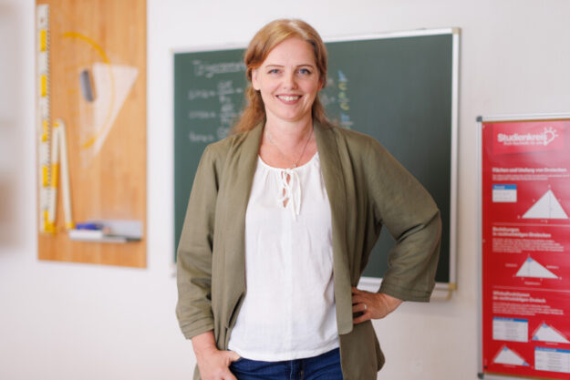 Diplom-Mathematikerin und Studienkreis-Mathe-Expertin Manuela Csikor gibt Tipps in fünf Videos. Quelle: © Benz + Heinig