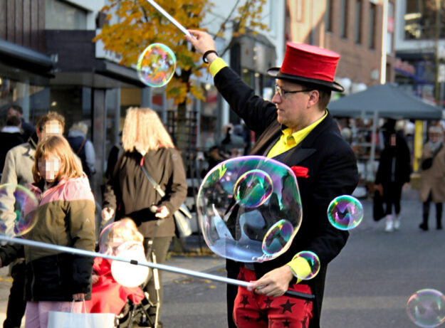 Mit einem vielseitigen Markttreiben und einem attraktiven Rahmenprogramm lädt die GuT am Rotkäppchen-Sonntag ein. Beispielsweise bringt The Phantasy das Publikum zum Staunen. Foto: N. N. | pm, Stadt Schwalmstadt