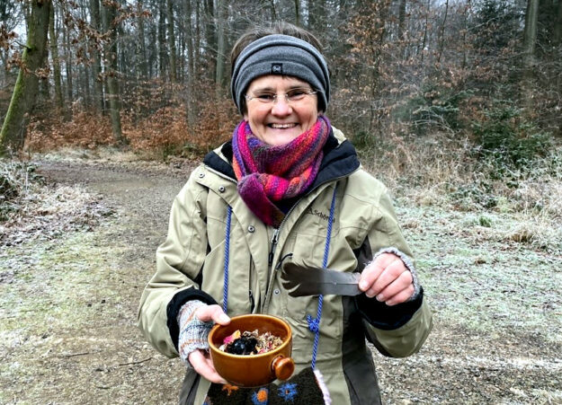 Kräuterfrau Dorothee Schanze führt ihre Gäste am Siebenstern auf Wanderungen durch die Raunächte und berichtet von Geheimnissen, Ritualen und Bräuchen, Geschichten, Mythen und einer Räucherzeremonie. Foto: N. N. | Tourist-Info Melsunger Land
